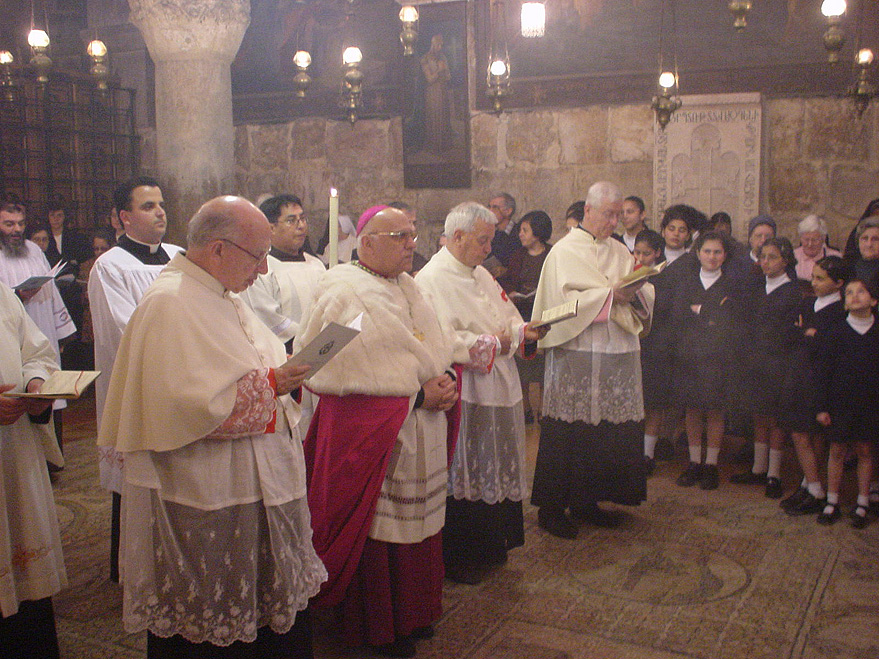 Łaciński patriarcha Jerozolimy abp Sabbah w cappa magna z gronostajową pelerynką, mimo iż została ona zniesiona przez Pawła VI.